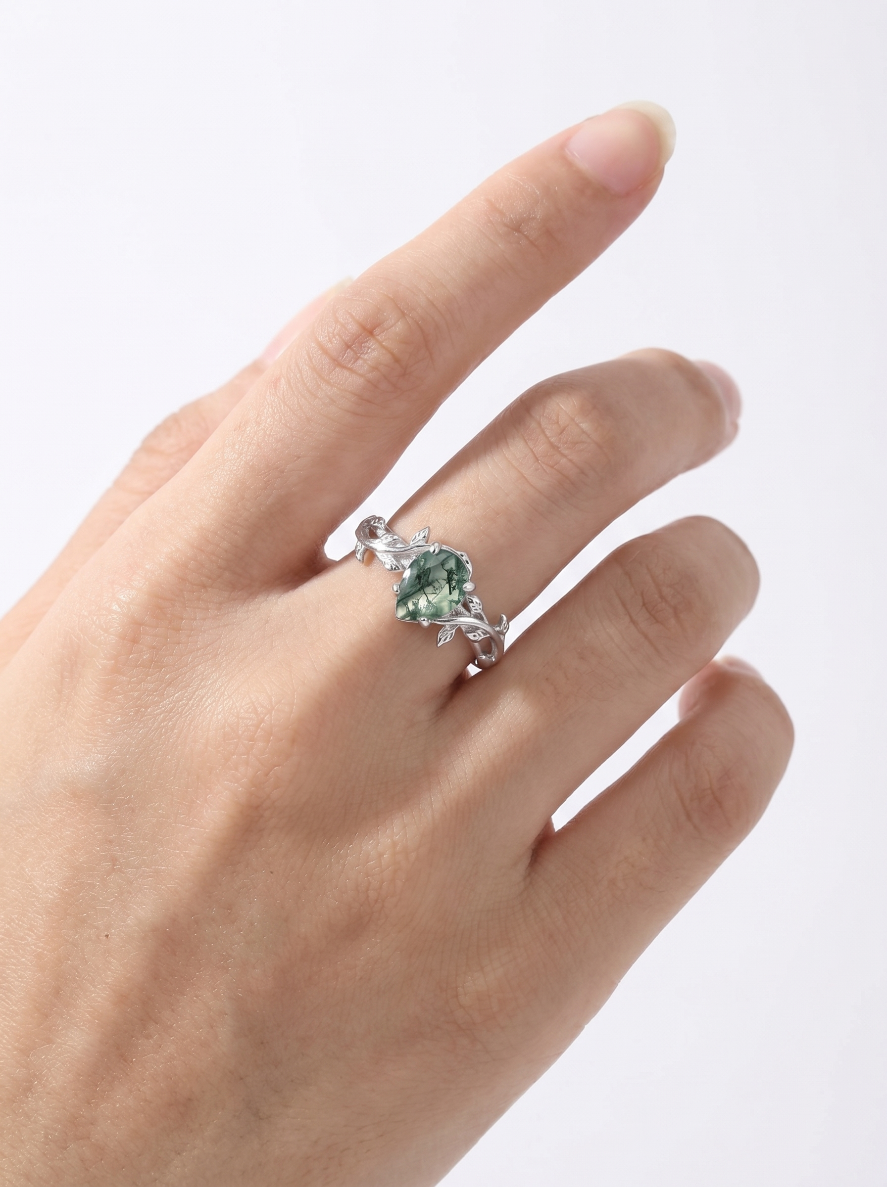 Teardrop-shaped Agate Border Leaf Ring