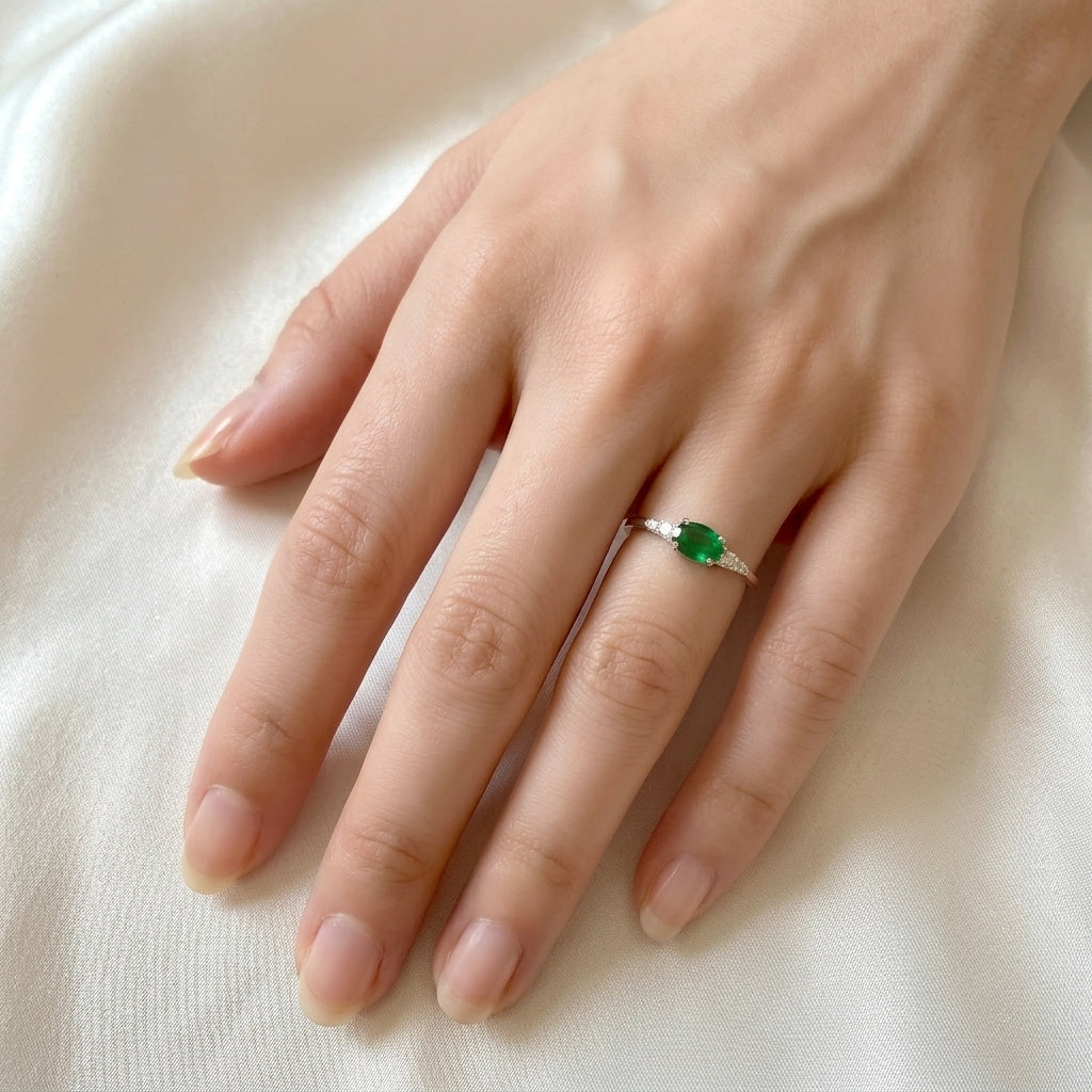 Oval-cut stone ring